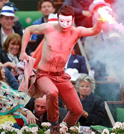 Las protestas contra el matrimonio gay irrumpen en Roland Garros