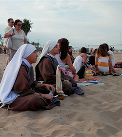 Una nueva comunidad de jvenes religiosas se instala en Valencia y evangelizan en la playa