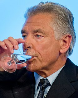 El presidente de Nestlé pide que se privatice el suministro de agua y se regule su precio según las leyes del mercado