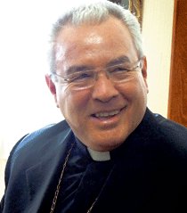 El cardenal Robles Ortega pide a los padres que vigilen el uso de las redes sociales por parte de sus hijos