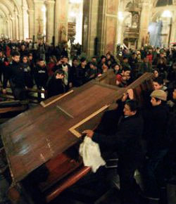 Proabortistas profanan una Misa y causan destrozos en la Catedral de Santiago de Chile
