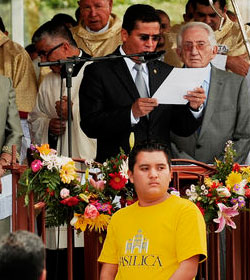 Los presidentes de los tres poderes de Costa Rica piden perdón ante la Virgen de los Ángeles