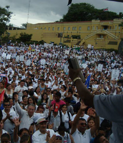 Miles de ciudadanos marcharon en la capital de Costa Rica en defensa del matrimonio y la familia