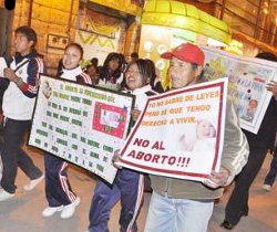 Bolivia: miles de orureos se manifiestan a favor de la vida y contra el aborto