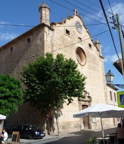 Un prroco mallorqun decide dejar su parroquia por desacuerdo con el uso de las banderas