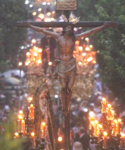 Éxito absoluto de público durante el Vía Crucis Magno de Córdoba