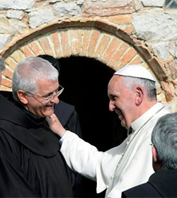El Papa exhorta a los sacerdotes a escuchar a Dios antes de predicar