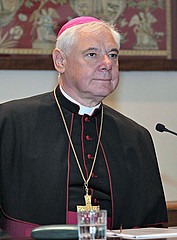 Mons. Müller: «El primer fin de la Congregación es promover la fe para la salvación del hombre, pero el segundo es defenderla»