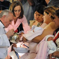 El Papa dice que sufre cuando se reduce o altera la misión de la mujer como madre en la sociedad y en la Iglesia