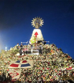 Cientos de miles de fieles en la ofrenda de flores a la Virgen del Pilar en Zaragoza