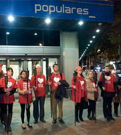 Miembros de Derecho a Vivir marchan con antorchas ante la sede nacional del PP