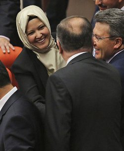 Tras permitir el uso del velo, el parlamento turco debatir si las diputadas pueden usar pantalones