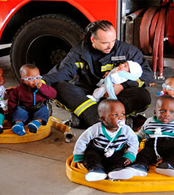 Los bomberos de la Comunidad de Madrid recaudan fondos para madres sin recursos