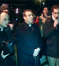 El arzobispo de Pamplona reza un rosario por la vida ante el centro abortista de Ansoain