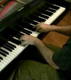 Indigente toca el piano, sin conocimientos de msica: Padre, haz lo que quieras, es tu regalo