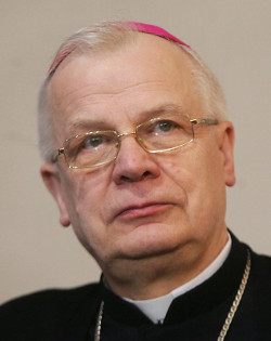 El presidente de la Conferencia Episcopal de Polonia advierte que se está usando al Papa para arremeter contra los obispos
