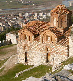 Musulmanes y cristianos albaneses unen esfuerzos para construir una iglesia