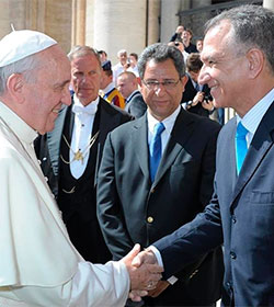 El representante dominicano en el Vaticano denuncia injerencias del embajador de los EEUU en su país, «casado» con otro hombre