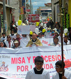 Misa y procesión por la vida en la cima del Perú
