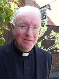 El obispo de Porsmouth asegura que negar la comunión a políticos proabortistas católicos es un acto de misericordia
