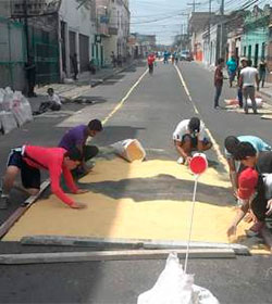 Jvenes elaboran alfombra de 700 metros para el Santo Entierro en Honduras