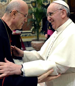 El cardenal Bertone asegura que el Papa le apoya en su traslado a un apartamento en el Vaticano