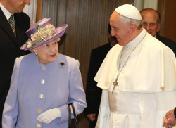 La reina Isabel II visita al Papa