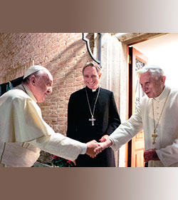 Mons. Gänswein asegura que Benedicto XVI sigue todas las actividades del papa Francisco por los medios de comunicación
