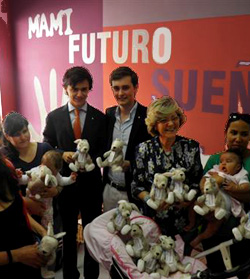 Red Madre y +Vida entregan peluches a las madres que no quisieron abortar