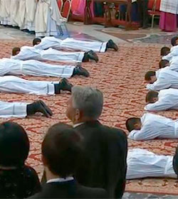 El Papa pide a los 13 nuevos sacerdotes «misericordia» y critica a los «pastores que usan las ovejas»