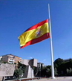 El Ministerio de Defensa de Espaa apoya que la bandera ondee a media asta en Semana Santa porque ya es una tradicin en los cuarteles