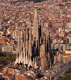 El distrito más rico y el más pobre de Barcelona, los más católicos