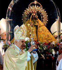 Benedicto XVI sorprende a los obispos cubanos y les invita a rezar el Rosario en el Vaticano