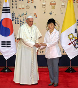 Busquemos la paz en un mundo cansado de guerras, exhorta el Papa Francisco en Corea