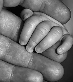 La adopción es respeto a la vida y no la fecundación asistida ni el aborto. Hablan los protagonistas
