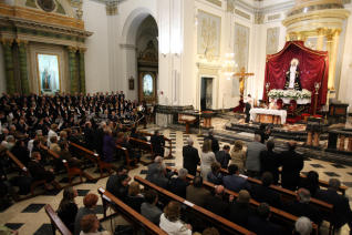 España: aumenta la práctica religiosa mientras baja el número de los que se declaran católicos
