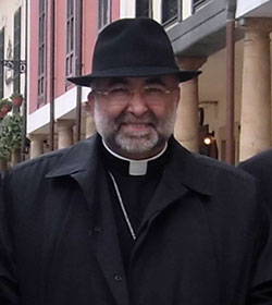 El Arzobispo de Oviedo se recupera en el Centro Mdico tras ser operado de un rin