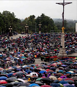 Millares de fieles culminan su peregrinacin a Ftima bajo la lluvia