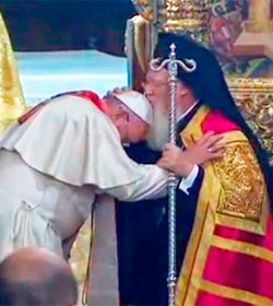 Con un beso, el Patriarca Ortodoxo Bartolomé bendice como hermano al Papa Francisco