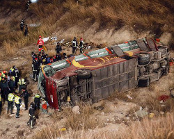 Catorce muertos en un accidente de autobs de fieles murcianos que haban acudido al Cerro de los ngeles