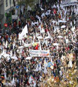 Miles de personas se manifiestan en Madrid por la derogacin de la ley