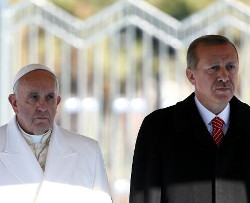 El Papa llega a Turquía y pide los mismos derechos para musulmanes y cristianos