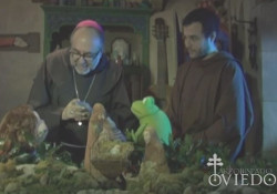 Mons. Sanz Montes felicita la Navidad con los muecos de Valivn