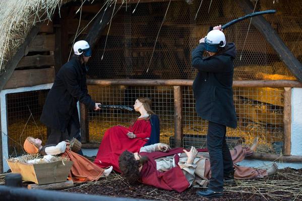 Activistas de Femen intentan destrozar a golpes las figuras de un Beln en Blgica