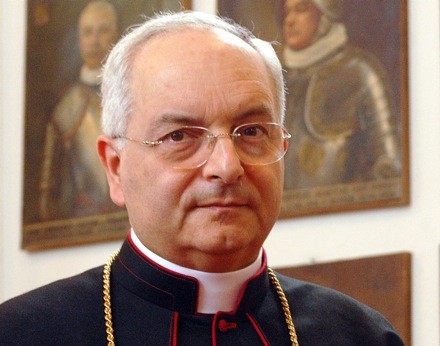 Cardenal Piacenza asegura que los confesores alumbran a Cristo en el corazón de los penitenntes