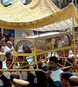 Millones de creyentes veneran los restos de San Francisco Javier en la India