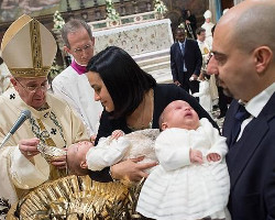 El Papa bautiza a treinta y tres nios en la Capilla Sixtina