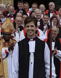 Un presbítero anglicano protesta públicamente en la ceremonia de «ordenación» de la primera «obispa» de la Iglesia de Inglaterra