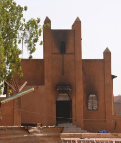 Níger: 45 iglesias quemadas, 5 muertos y 128 heridos en las protestas contra la última portada de Charlie Hebdo