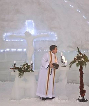 Vuelven a construir un templo de hielo en Rumanía que usan todas las confesiones cristianas